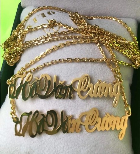 Tặng món quà là dây chuyền vàng, fan của nam ca sĩ nhắn nhủ: "Show 3/12 Hà Nội cô cũng tặng con sợi dây chuyền khắc tên con thật đẹp và đó là sợi dây thông điệp may mắn và hạnh phúc cô gửi cho con. Song dây cho sự bền vững, vững chắc và kỷ niệm ngọt ngào của hai cô cháu...". Ảnh: Hồ Văn Cường FC.