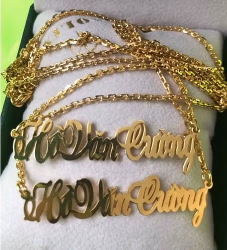 Tặng món quà là dây chuyền vàng, fan của nam ca sĩ nhắn nhủ: "Show 3/12 Hà Nội cô cũng tặng con sợi dây chuyền khắc tên con thật đẹp và đó là sợi dây thông điệp may mắn và hạnh phúc cô gửi cho con. Song dây cho sự bền vững, vững chắc và kỷ niệm ngọt ngào của hai cô cháu...". Ảnh: Hồ Văn Cường FC.