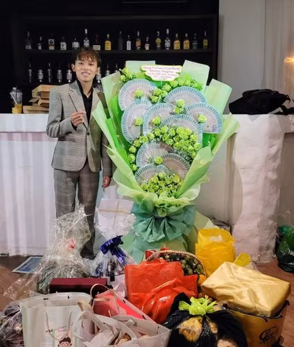 Trước đó, hình ảnh Hồ Văn Cường tạo dáng bên "núi" quà do đông đảo fan tặng sau buổi biển diễn tại Cần Thơ tối 28/5, khiến dân mạng không khỏi xôn xao. Ảnh: Hồ Văn Cường FC.