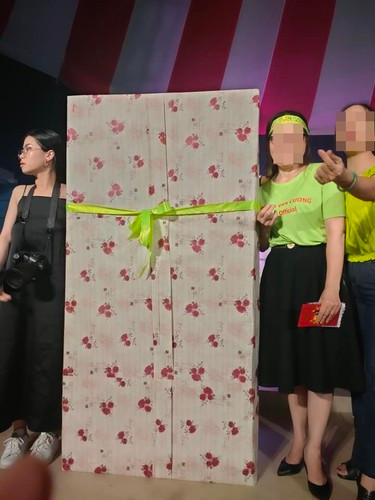 Món quà có giá trị nhất được fan giấu tên ở TP HCM bọc trong một hộp quà "siêu to khổng lồ". Bên trong là bó hoa tiền trị giá 120 triệu đồng.