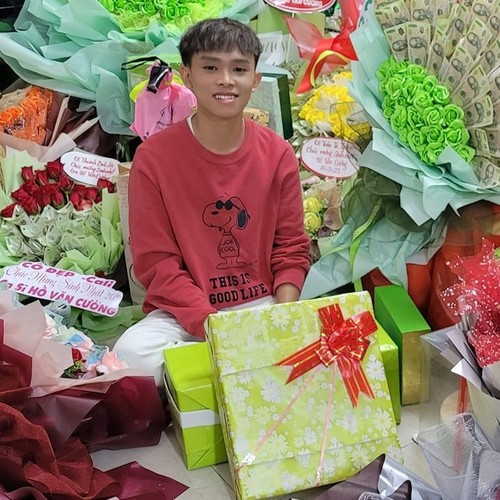 Loạt quà khủng là phong bì tiền, những bó hoa được kết bằng tiền USD, tiền Việt Nam, dây chuyền hay nhẫn vàng... mà Hồ Văn Cường nhận được khiến nhiều người phải trầm trồ vì độ "chịu chi" của các fan nam ca sĩ. Ảnh: FB Hội những người yêu mến Hồ Văn Cường.