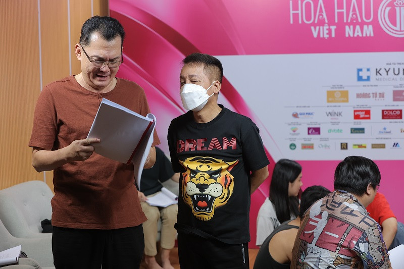 Theo tiết lộ từ ê-kíp, NSƯT Hữu Châu - ca sĩ Cẩm Ly tiếp tục đảm nhận vai Ngọc Hoàng và Thiên Hậu cai quản thiên đình. Với lần thứ hai tham gia Táo Xuân, NSƯT Hữu Châu mang đến một Ngọc Hoàng uy nghiêm, thấu tình đạt lý.