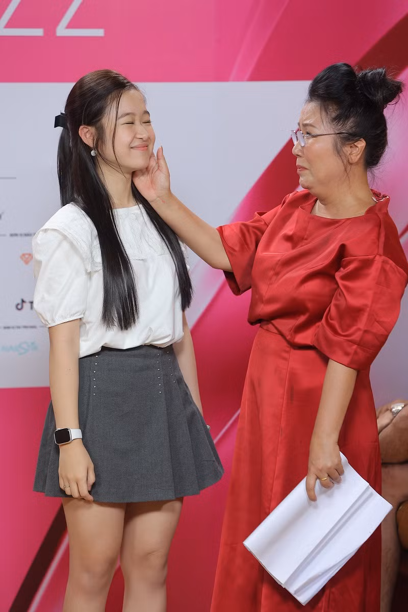 Trong hậu trường, các nghệ sĩ hăng say tập luyện cho vở kịch Táo Xuân 2023, tái hiện những sự kiện nổi bật trong năm 2022.