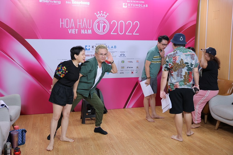 Chương trình còn có sự góp mặt của bộ ba “Nhà Táo”: Đại Nghĩa (Táo Đỏ) và Việt Hương (Táo Hồng), Minh Nhí (Táo Xanh).