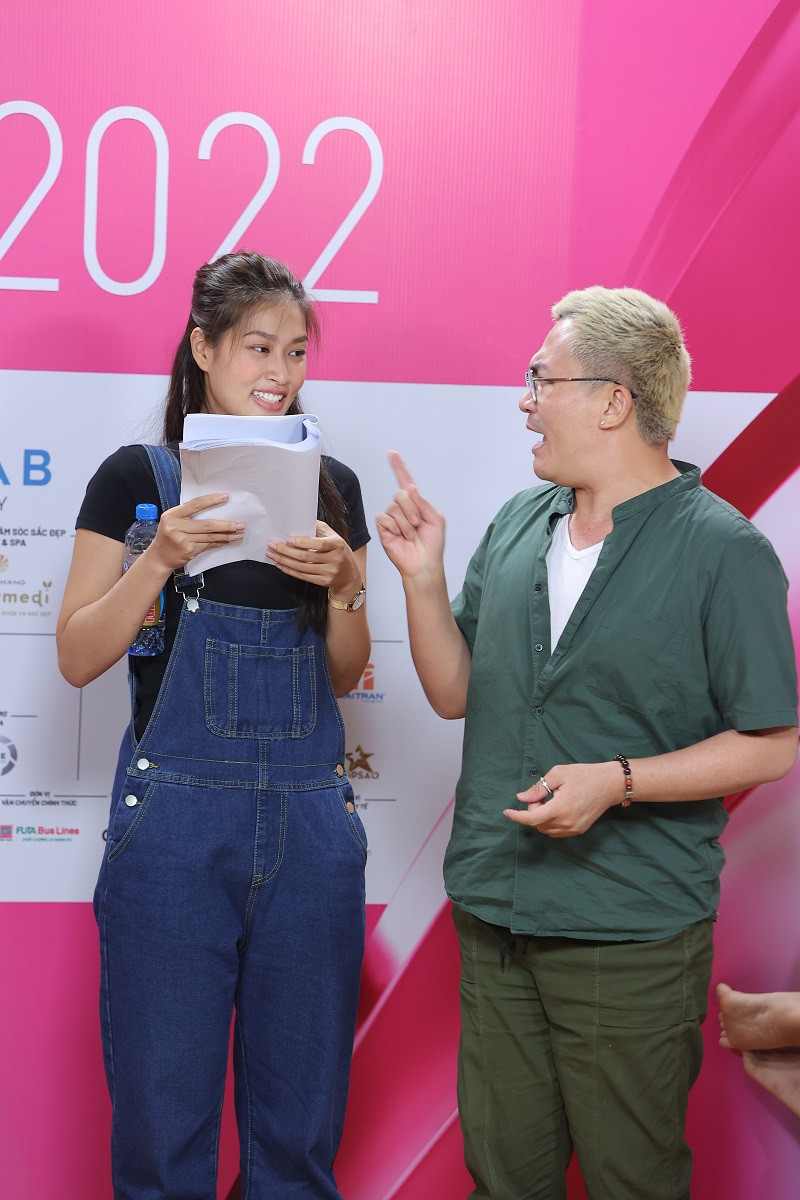 Lần đầu tiên tham gia Táo Xuân, nàng hậu hăng say tập luyện cùng các nghệ sĩ.