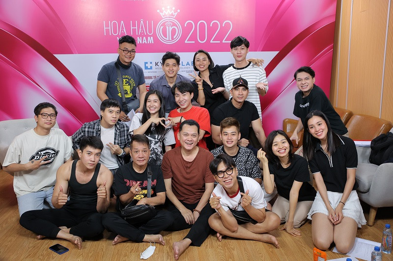 Ê-kíp Táo Xuân 2023 vừa hé lộ loạt ảnh hậu trường mới nhất. Theo đó, chương trình mang chủ đề “Phúc nhân gian - Xuân khải hoàn” quy tụ dàn nghệ sĩ gạo cội và nhiều diễn viên hài phía Nam.