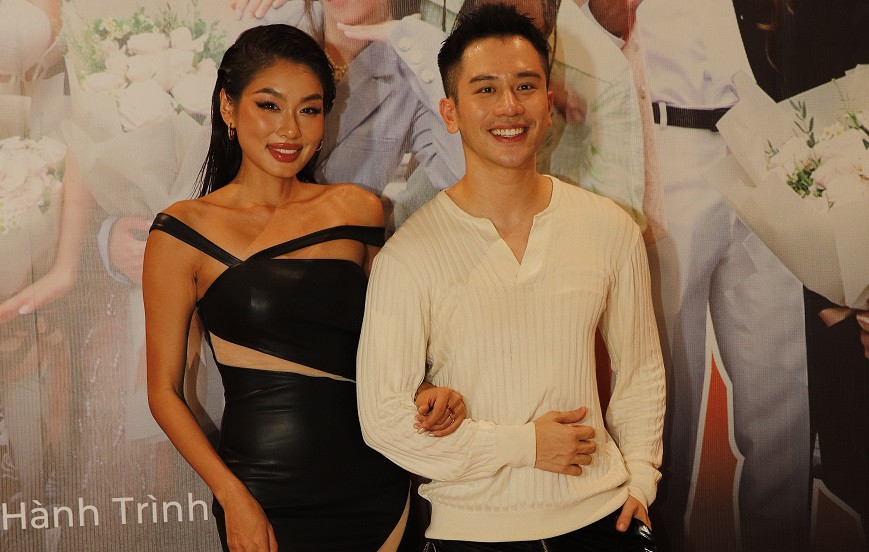 Thảo Nhi Lê chụp ảnh cùng Dino Vũ.