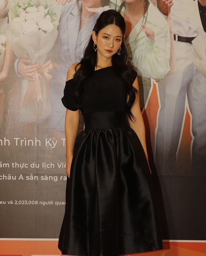 Lê Bống diện cây đen sang chảnh.