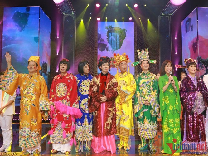 Vợ Công Lý cũng tiết lộ, đồng nghiệp rơi nước mắt khi nhìn Công Lý trên sân khấu: "Anh Xuân Bắc có nói với mình phía sau hậu trường: “Khi nhìn anh Lý trên sân khấu mà hai hàng nước mắt anh trào ra”. Anh Thắng, anh Quốc Khánh cứ động viên anh Lý ăn uống... Hay anh Thái Phạm cõng anh Lý chạy trong cánh gà… Chỉ những cái nhỏ đó mình càng tự hào. Anh Lý luôn được yêu thương rất nhiều…". Ảnh Vietnamnet