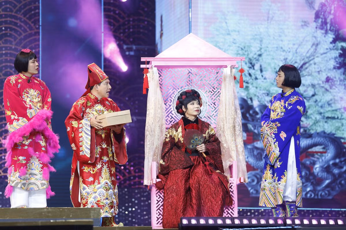 Nam nghệ sĩ được trang điểm đậm, đội tóc giả và vấn tóc, ngồi kiệu trên sân khấu. Ảnh VFC