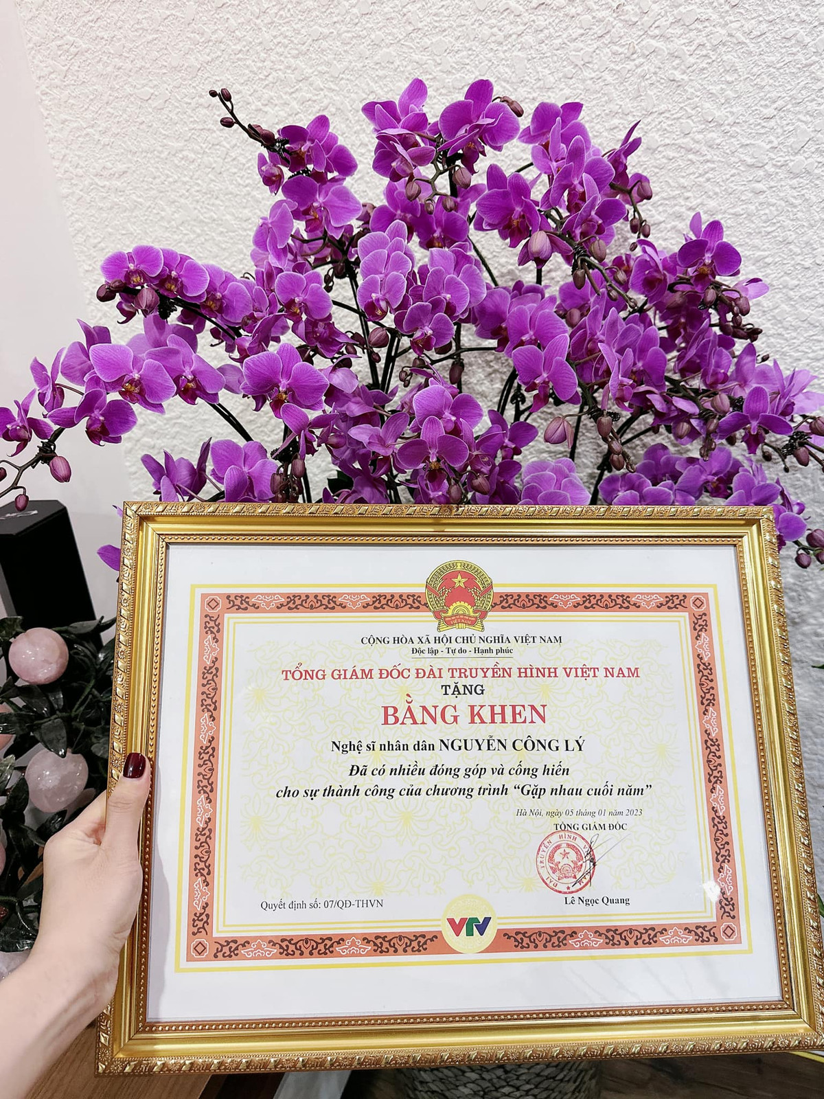 Đăng ảnh bằng khen của Công Lý, Ngọc Hà viết: "Đêm qua khi anh Lý xuất hiện khán giả vỗ tay rất nhiều. Khi MC Thảo Vân đọc tên từng người nhận bằng khen, trong đó có anh Lý khán giả cũng vỗ tay rất to! Nhìn anh Lý được Thiên Lôi, anh Thành Trung dìu ra sân khấu để chào khán giả… mình nhìn bên cánh gà cũng muốn khóc". Ảnh: Ngọc Hà