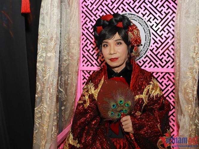 NSND Cong Ly duoc tang bang khen, vo tre nhin “muon khoc“