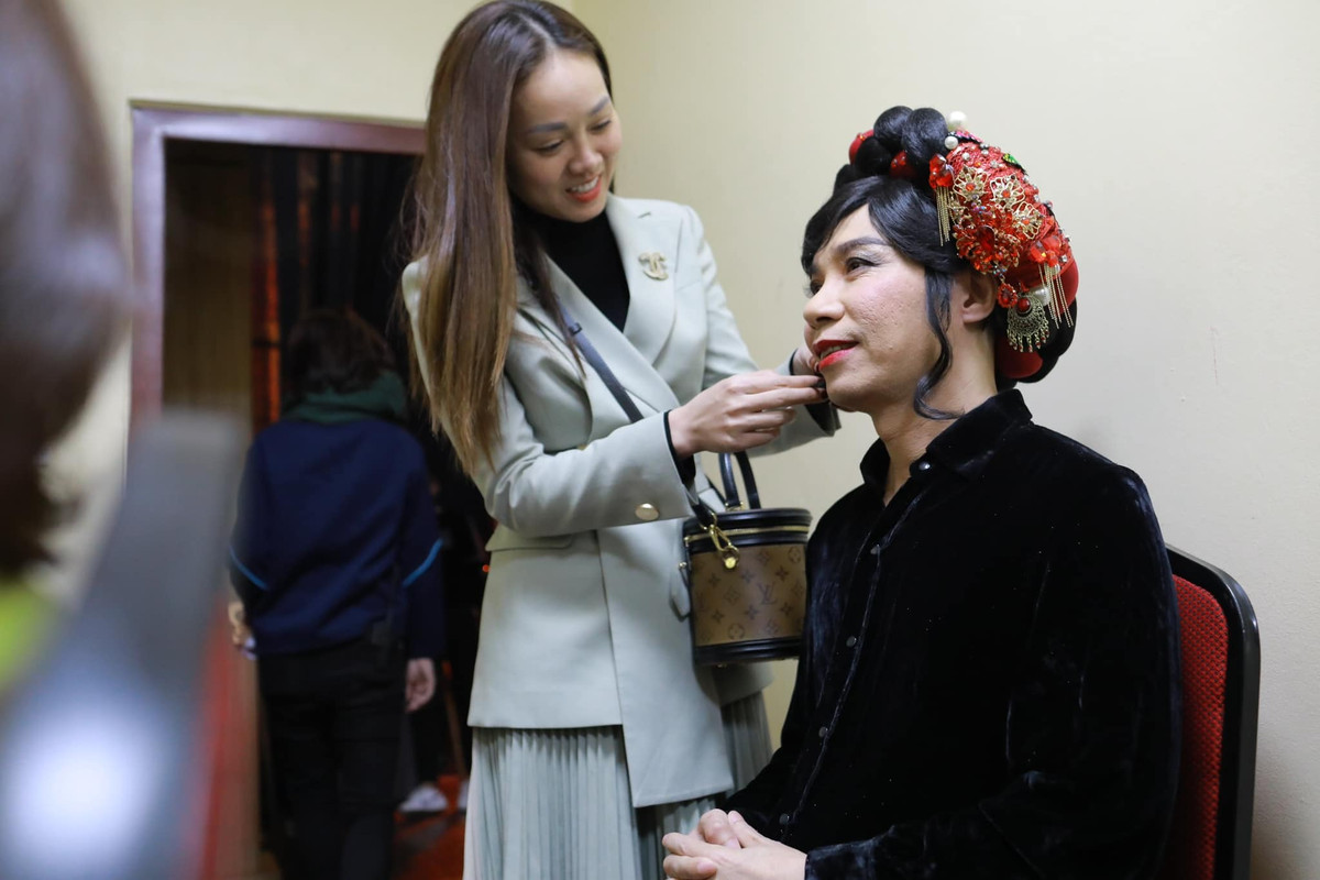 "Hơn hết! Tình yêu của đồng nghiệp và quan trọng khán giả luôn yêu mến chờ đợi anh Lý! Nếu được đánh đổi, nếu có nguyện ước năm mới chỉ mong anh Lý sẽ vui vẻ, gặp nhiều may mắn để anh trở lại với ánh đèn sân khấu!", Ngọc Hà bày tỏ. Ảnh: Duy Tiến