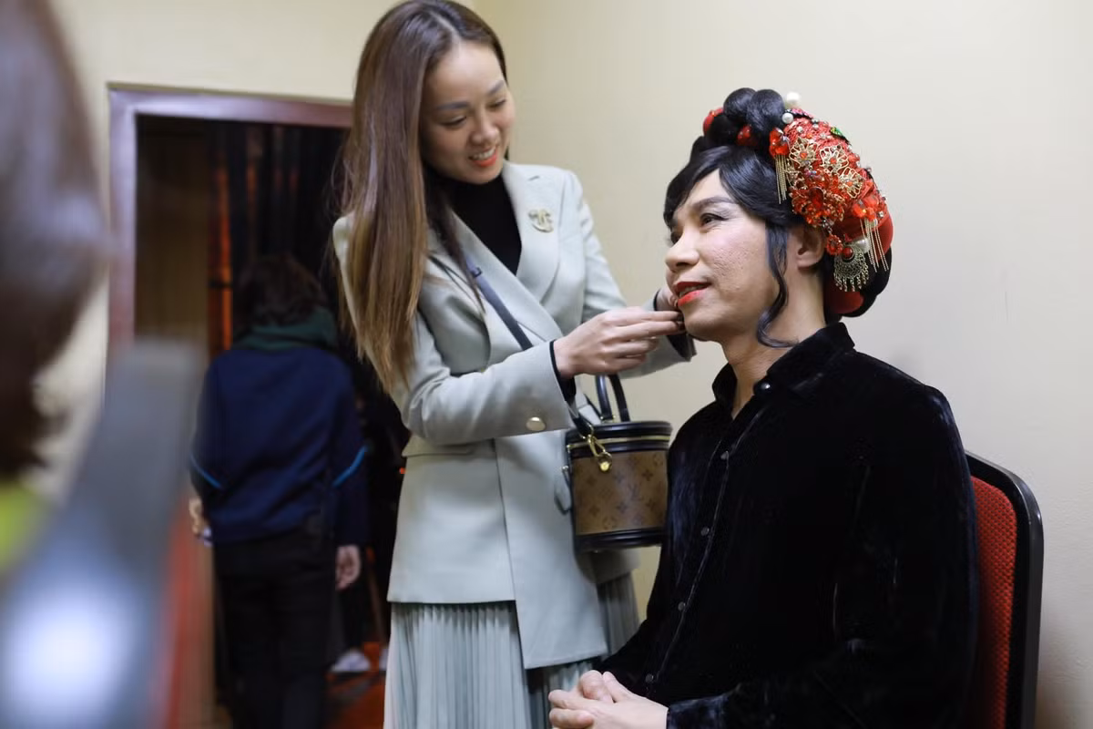 "Hơn hết! Tình yêu của đồng nghiệp và quan trọng khán giả luôn yêu mến chờ đợi anh Lý! Nếu được đánh đổi, nếu có nguyện ước năm mới chỉ mong anh Lý sẽ vui vẻ, gặp nhiều may mắn để anh trở lại với ánh đèn sân khấu!", Ngọc Hà bày tỏ. Ảnh: Duy Tiến