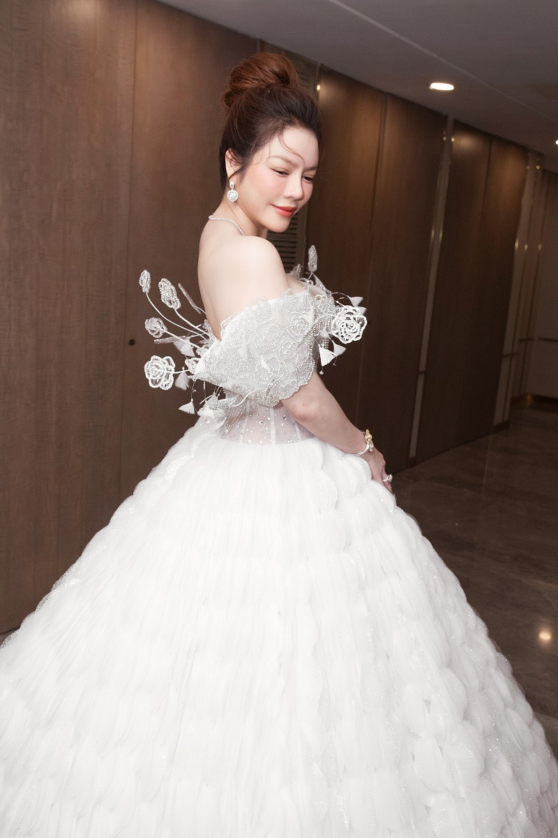 Lý Nhã Kỳ là nữ doanh nhân, diễn viên tài năng của Vbiz. Không chỉ nổi tiếng về mảng điện ảnh, trên thương trường cô cũng thành đạt khiến bao người phải ngưỡng mộ.