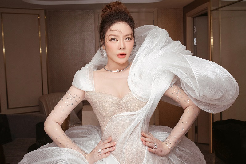 Lý Nhã Kỳ diện váy cưới lấy cảm hứng từ những đám mây với kỹ thuật tạo khối dựng cấu trúc thủ công trên nền chất liệu lưới dập ly.