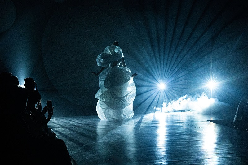 Khoảnh khắc Lý Nhã Kỳ catwalk trên sàn diễn thời trang gây thích thú.