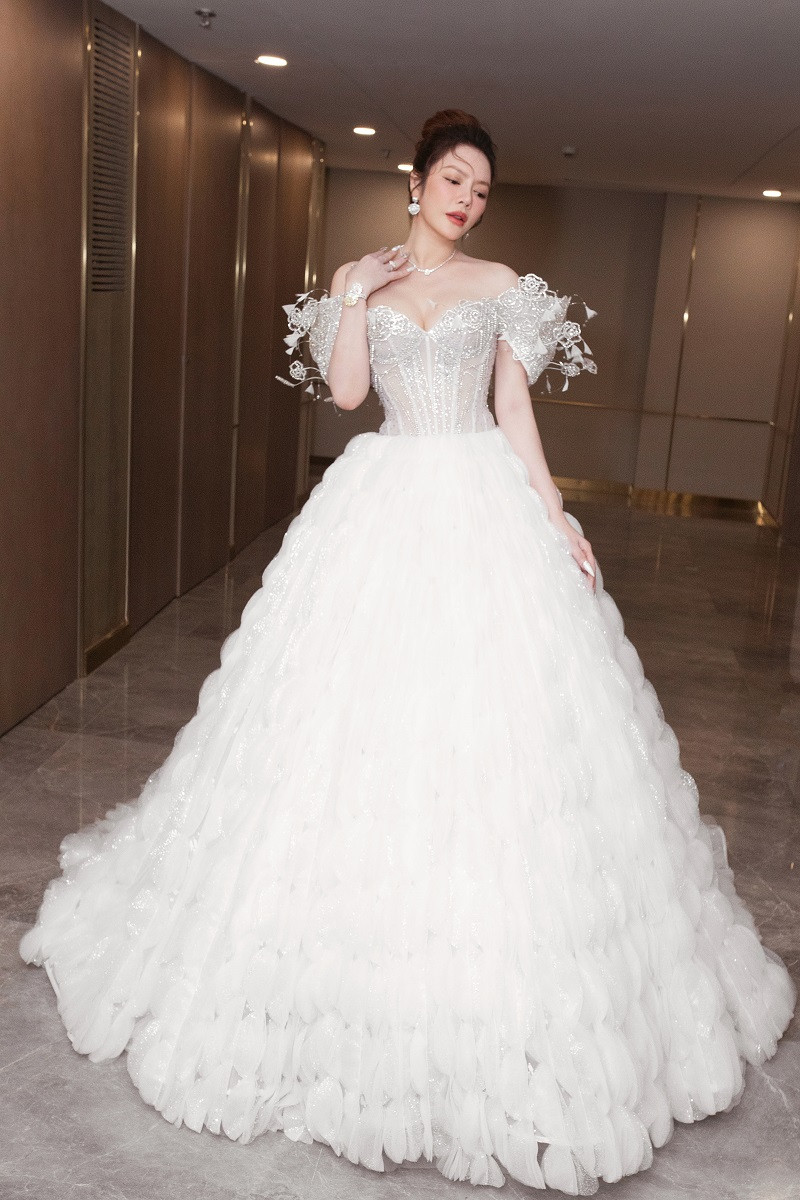 Tại show thời trang trình diễn váy cưới, Lý Nhã Kỳ đùa muốn "xin vía" hạnh phúc từ Hồ Ngọc Hà và Thanh Hằng để sớm yên bề gia thất.