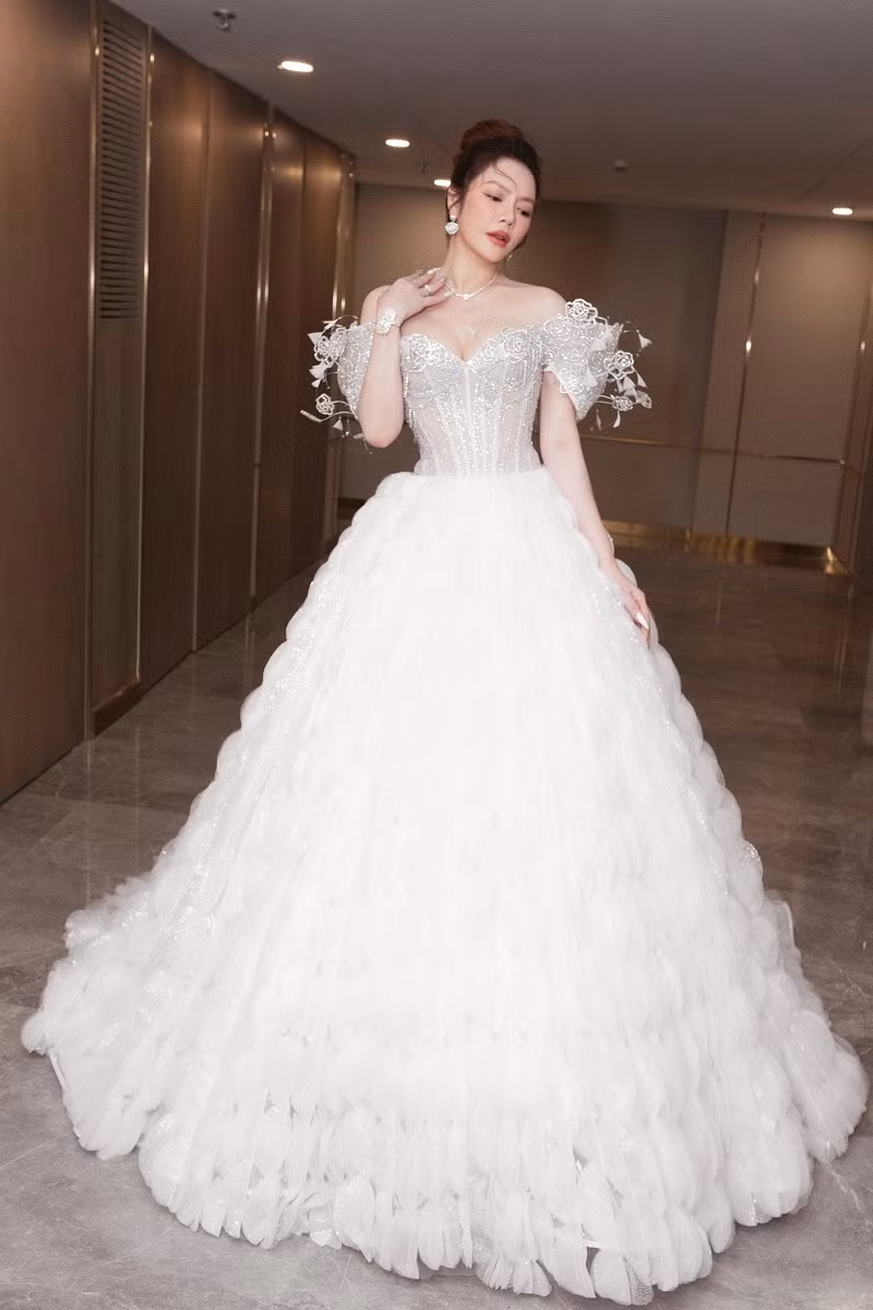 Tại show thời trang trình diễn váy cưới, Lý Nhã Kỳ đùa muốn "xin vía" hạnh phúc từ Hồ Ngọc Hà và Thanh Hằng để sớm yên bề gia thất.