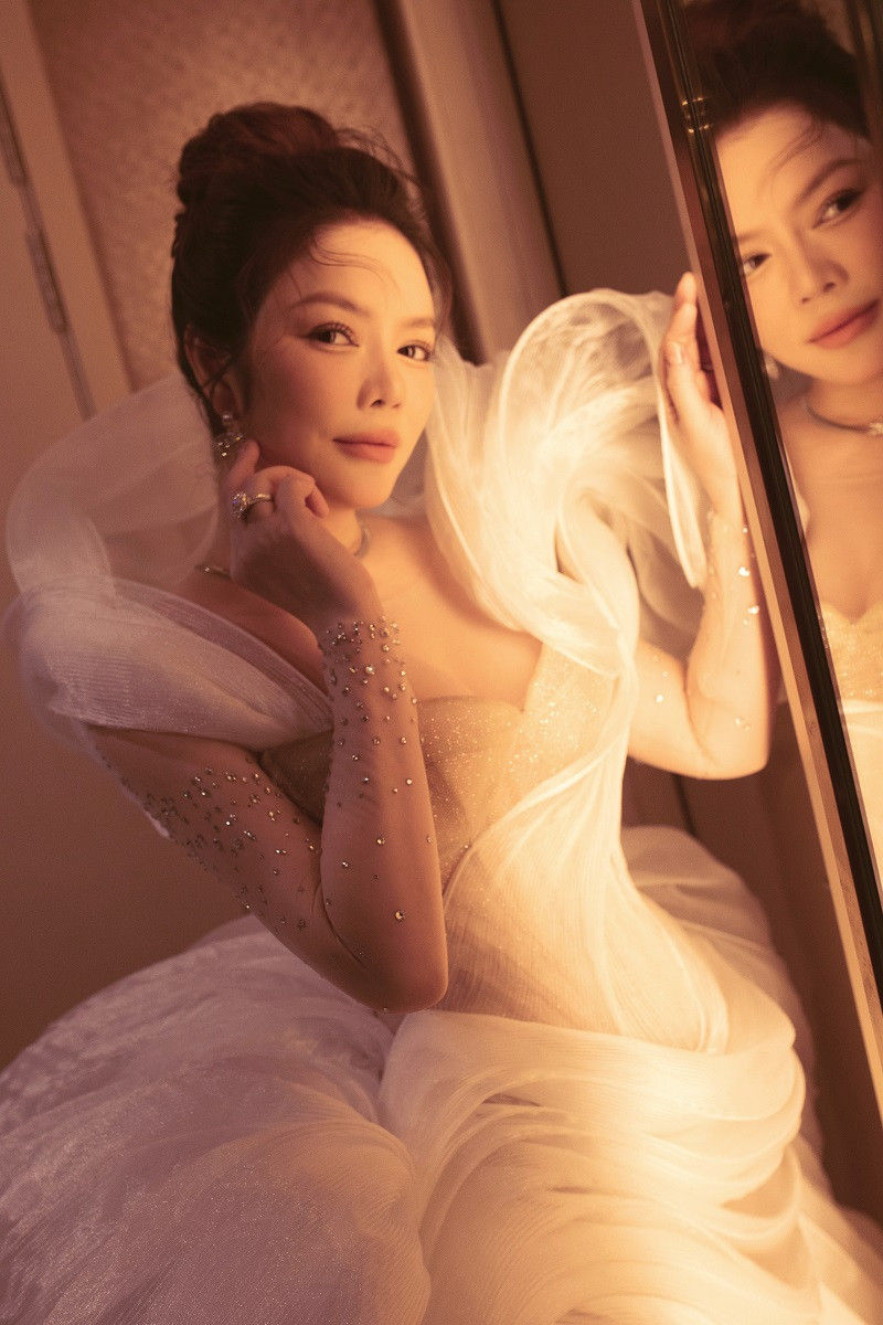 Lý Nhã Kỳ không quên hoàn thiện bằng bộ trang sức kim cương 1 tỷ đồng gồm nhẫn, hoa tai, vòng tay, dây chuyền, trong đó đắt nhất là vòng tay lấy ý tưởng từ trái tim.