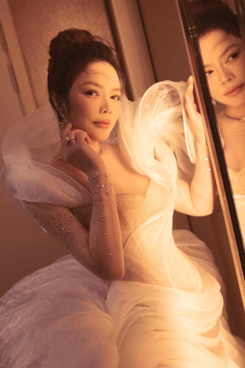 Lý Nhã Kỳ không quên hoàn thiện bằng bộ trang sức kim cương 1 tỷ đồng gồm nhẫn, hoa tai, vòng tay, dây chuyền, trong đó đắt nhất là vòng tay lấy ý tưởng từ trái tim.