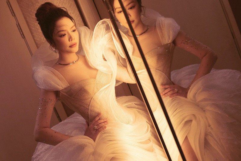 Phần thân váy đi khối hoạ tiết đá pha lê tạo hình thu gọn vòng eo và tôn lên khuôn ngực người mặc.