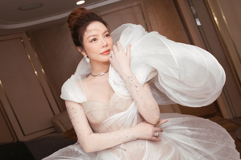 Váy cưới siêu nhẹ và bồng bềnh, tinh tế.