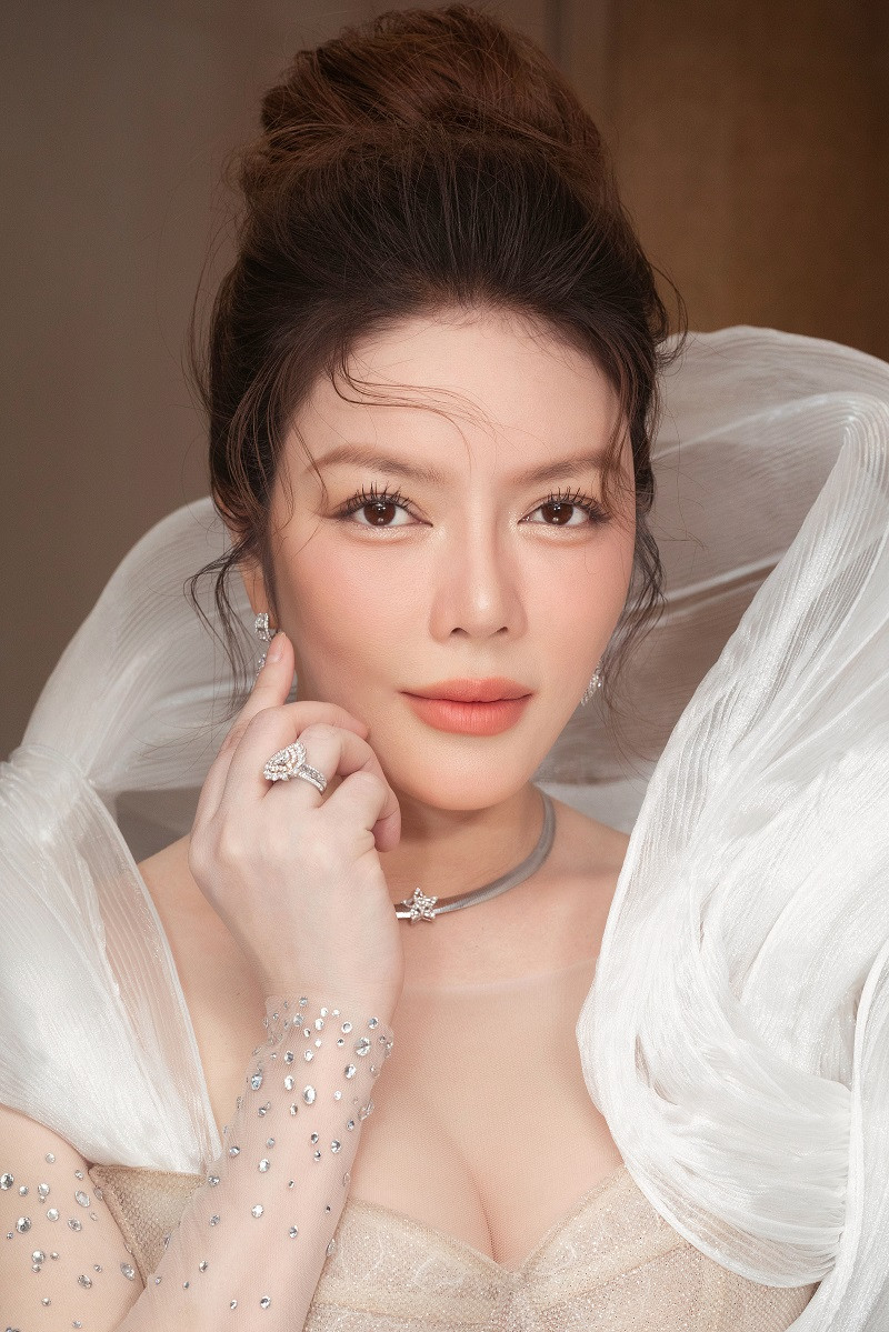 Lý Nhã Kỳ là nhân vật được ban tổ chức giữ kín đến phút chót. Vì vậy, sự có mặt của cô được các khách mời tán thưởng nồng nhiệt.