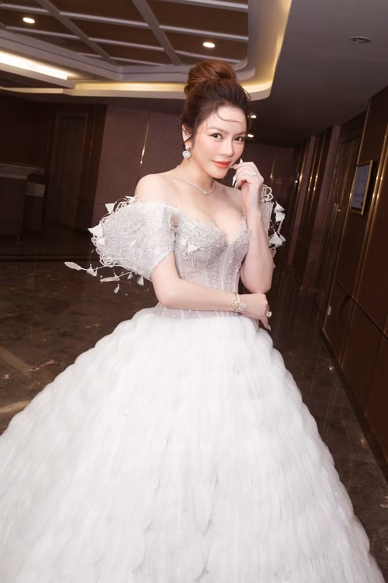 Dù bước chân vào showbiz với vai trò diễn viên, giờ đây, netizen lại nhớ đến Lý Nhã Kỳ nhiều hơn trong hình ảnh một "đại gia bất động sản" hay "bà trùm kim cương" vì khối tài sản khổng lồ của cô.