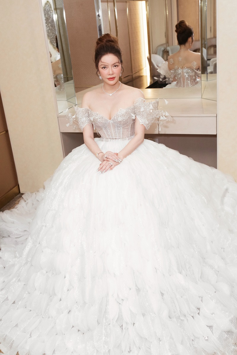 Đây không phải lần đầu Lý Nhã Kỳ trình diễn thời trang. Cô từng xuất hiện kiêu sa trong buổi trình diễn show "The Mirage" của nhà thiết kế Thanh Huỳnh.