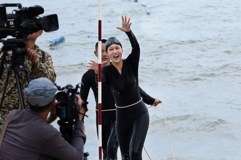 Là thành viên nhỏ tuổi nhất, Hoa hậu Đoàn Thiên Ân thể hiện sự háo hức khi lần đầu được làm quen với những vật dụng, trang phục trong quân đội.