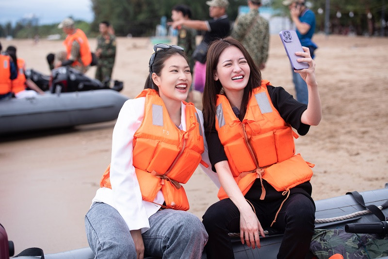 Đây là dịp để cô nàng thể hiện kỹ năng lặn cũng như bơi lội của mình.