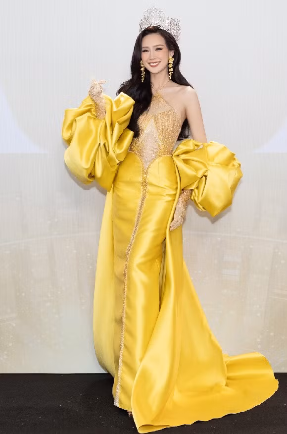 Hoa hậu Bảo Ngọc cũng nổi bật trên thảm đỏ với váy vàng.