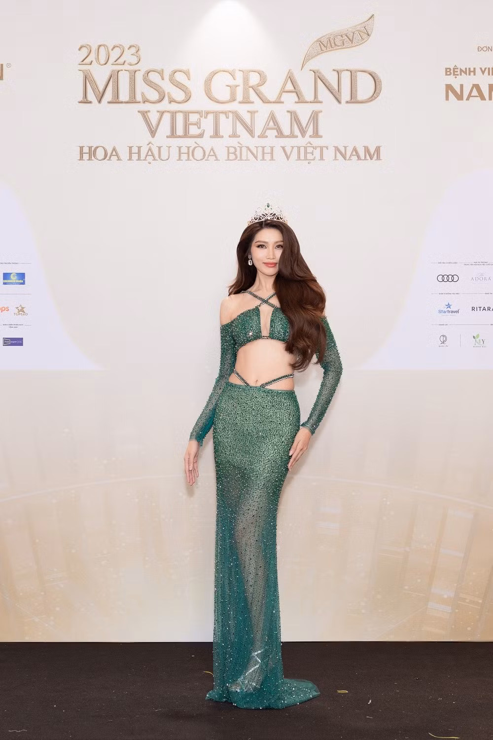 Cùng với Thiên Ân, 4 á hậu Miss Grand Vietnam 2022 cũng nhận được nhiều sự chú ý. Chế Nguyễn Quỳnh Châu diện trang phục gợi cảm khoe eo thon.