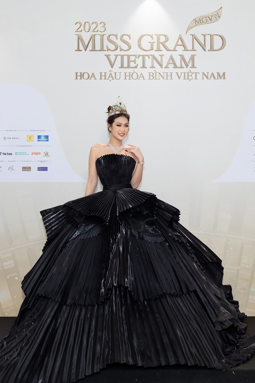 Hoa hậu Đoàn Thiên Ân trở thành tâm điểm chú ý trên thảm đỏ đêm chung kết Miss Grand Vietnam 2023 - Hoa hậu Hòa bình Việt Nam 2023. Đương kim hoa hậu diện đầm đen lộng lẫy. Trong đêm nay, Thiên Ân sẽ trao vương miện cho người kế nhiệm, kết thúc một năm nhiệm kỳ hoa hậu.