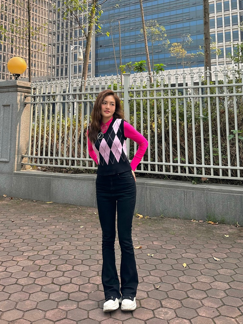 Chia sẻ về tủ đồ của mình trong "Đừng nói khi yêu", Thùy Anh nói cô rất vui khi nhiều khán giả trẻ khen cô mặc đẹp và tham khảo gu thời trang của cô trên màn ảnh. Nữ diễn viên tự hào khoe cô tự lên ý tưởng cho tạo hình của mình và xin thêm tư vấn từ stylist Hoa July.