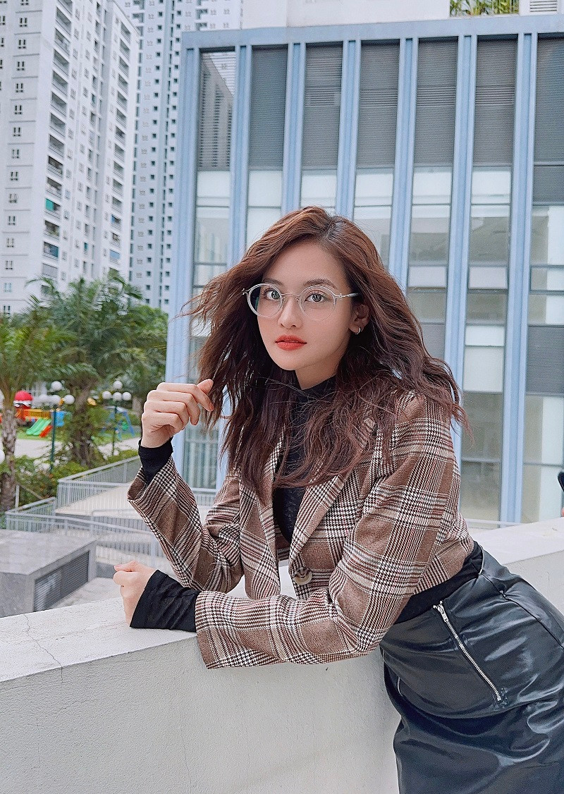 Cô nàng gây ấn tượng với mái tóc dài xoăn nhẹ, cặp mắt kính mang đến vẻ hack tuổi.