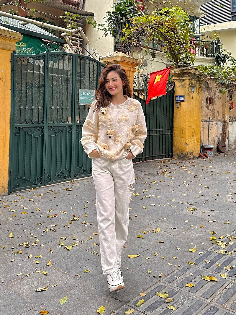 Nhờ sự linh động phối đồ qua từng tập phim, cô tạo nên diện mạo một gen Z cá tính, năng động, lém lỉnh và có chút bướng bỉnh.