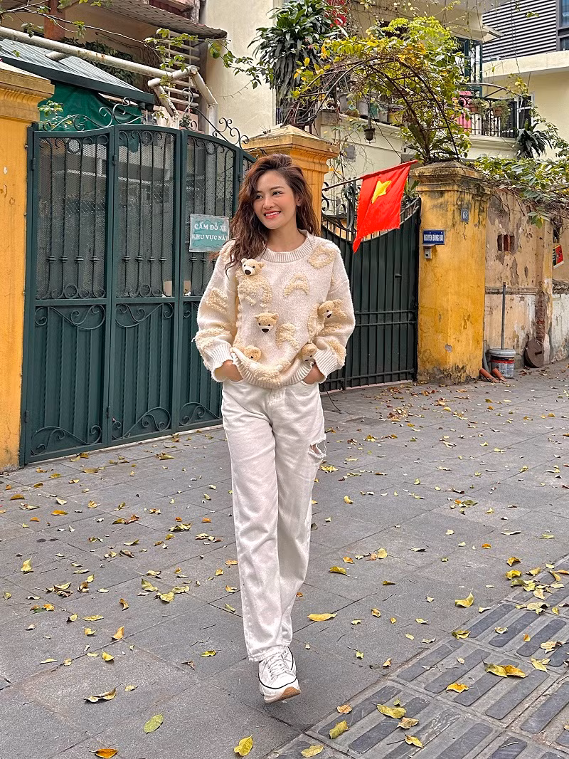 Nhờ sự linh động phối đồ qua từng tập phim, cô tạo nên diện mạo một gen Z cá tính, năng động, lém lỉnh và có chút bướng bỉnh.