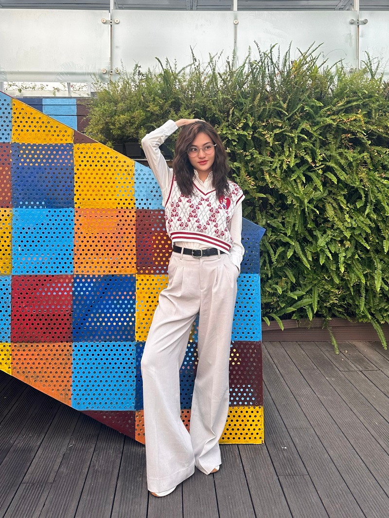 Ngoài sắm sửa áo quần cho vai diễn, Thùy Anh tự túc trong vai trò stylist của chính mình. Cô cảm thấy may mắn vì có một trợ lý am hiểu thời trang và hợp gu cô, giúp cô mix đồ mỗi lần cô bận với lịch quay dày đặc.