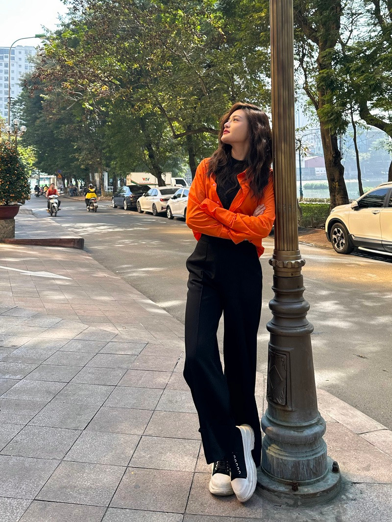 Ngoài số trang phục được tài trợ, nữ diễn viên bỏ tiền túi sắm khoảng 80% tủ đồ cho vai diễn. Những ngày đầu ra Hà Nội quay phim, cô lướt mạng mỗi ngày để “săn đồ”.