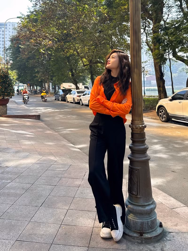 Ngoài số trang phục được tài trợ, nữ diễn viên bỏ tiền túi sắm khoảng 80% tủ đồ cho vai diễn. Những ngày đầu ra Hà Nội quay phim, cô lướt mạng mỗi ngày để “săn đồ”.