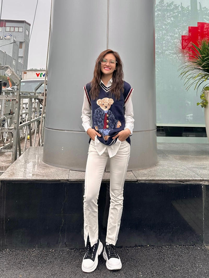 Khi đạo diễn Bùi Tiến Huy nói muốn nhân vật Ly đeo kính, Thùy Anh đã chuẩn bị sẵn 8 chiếc kính, mang từ TP HCM ra Hà Nội cho anh lựa chọn. Và cặp kính gọng trắng, mắt tròn là phương án sau cùng được đạo diễn “chấm”.