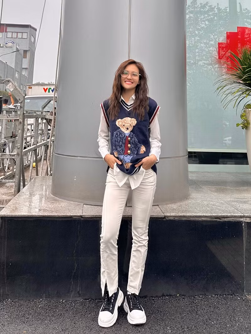 Khi đạo diễn Bùi Tiến Huy nói muốn nhân vật Ly đeo kính, Thùy Anh đã chuẩn bị sẵn 8 chiếc kính, mang từ TP HCM ra Hà Nội cho anh lựa chọn. Và cặp kính gọng trắng, mắt tròn là phương án sau cùng được đạo diễn “chấm”.