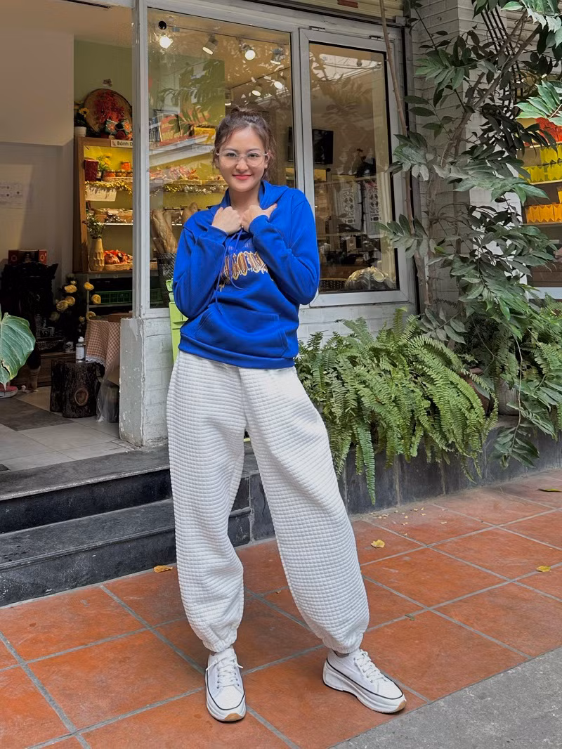 Thùy Anh hy vọng những gam màu đổi khác qua từng cảnh quay sẽ phản ánh cuộc sống tươi sáng, cảm xúc đa sắc của nhân vật Ly. “Tôi mặc mãi chưa hết đồ mà cũng vẫn thấy không đủ”, nữ diễn viên kể.