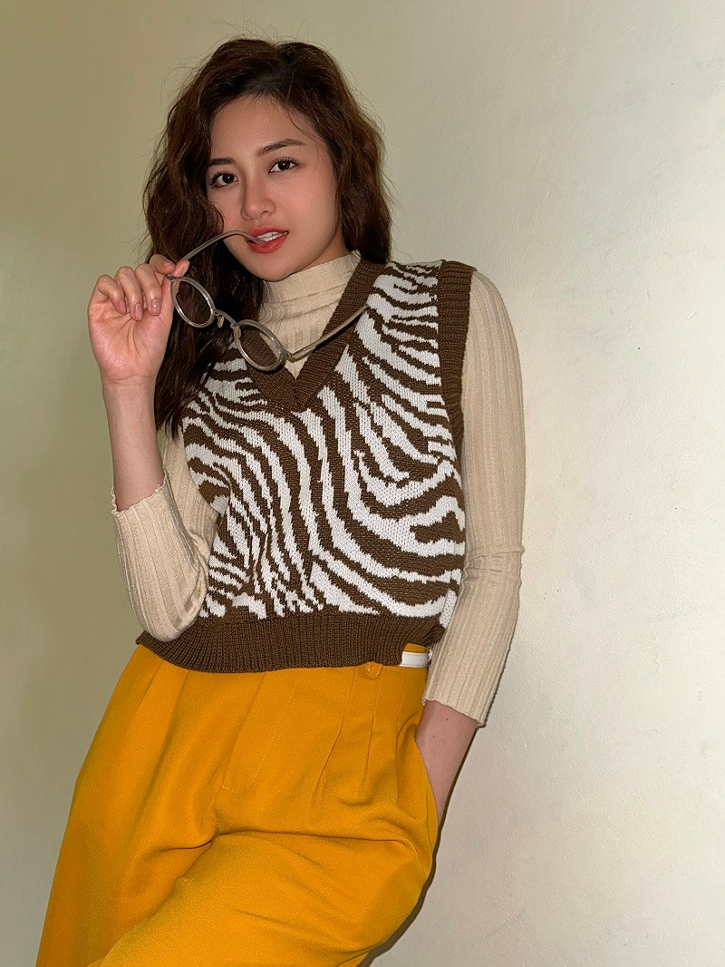 Trong suy nghĩ của Thùy Anh, phục trang không được màu mè, diêm dúa nhưng phải giữ chất nữ tính nhất định của cô thợ bánh Ly. Ngoài ra, các bộ đồ phải có tính ứng dụng cao, dù mặc đi làm hay đi chơi đều thoải mái.