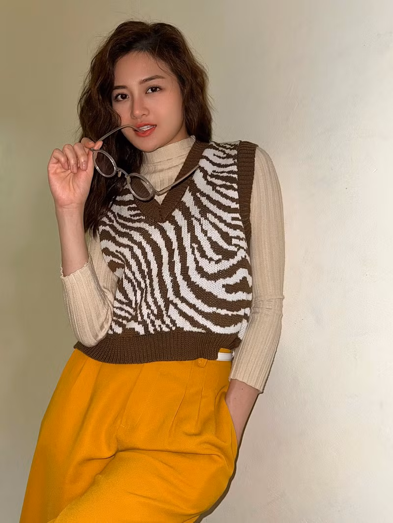 Trong suy nghĩ của Thùy Anh, phục trang không được màu mè, diêm dúa nhưng phải giữ chất nữ tính nhất định của cô thợ bánh Ly. Ngoài ra, các bộ đồ phải có tính ứng dụng cao, dù mặc đi làm hay đi chơi đều thoải mái.