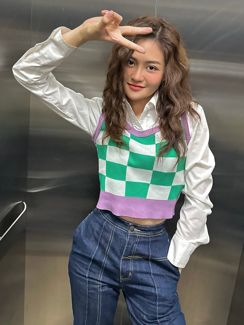 Dù trung thành với set đồ sơ mi phối áo len gile và quần jeans, quần baggy, Thùy Anh không gây cảm giác nhàm chán.