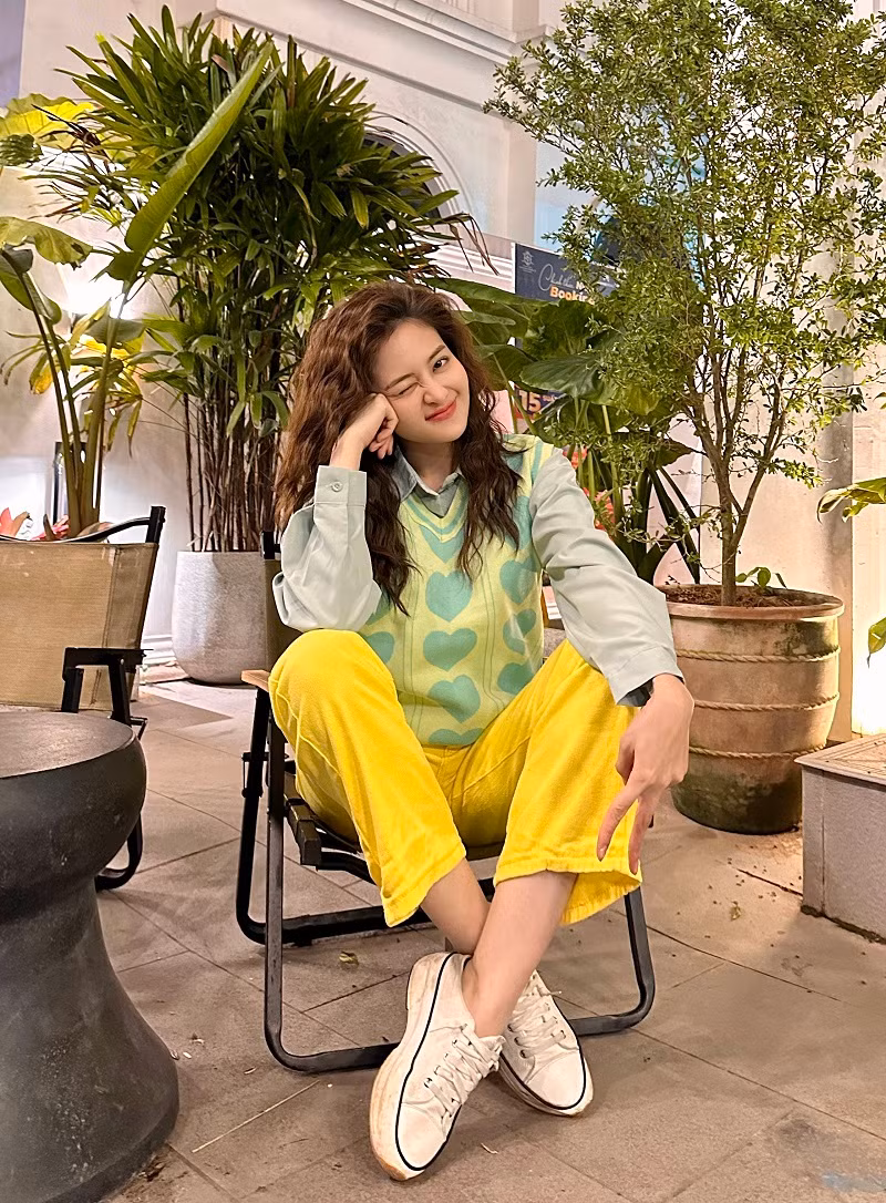 Trong phim " Đừng nói khi yêu", nhân vật Ly do Thùy Anh đảm nhận không chỉ tạo thiện cảm nhờ tính cách lém lỉnh và tử tế, tình cảm với bạn bè, mà còn ghi điểm với phần visual tối giản nhưng thời thượng.