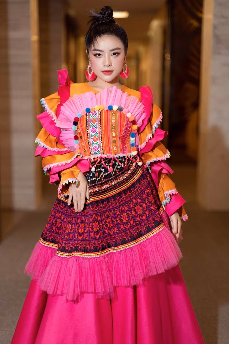 Mới đây, Sao mai Nguyễn Thu Hằng gây chú ý khi xuất hiện tại sự kiện “Lễ hội hoa Ban 2023” tại thành phố Điện Biên.